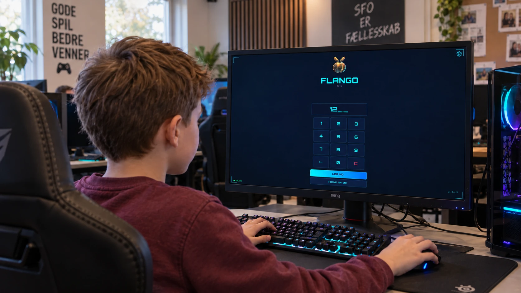 Et barn logger ind i Flango Skærmtids PC-klient ved en computer i et gamercomputerrum.